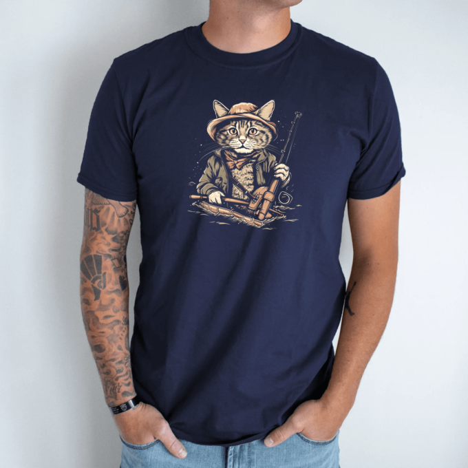 Unisex marškinėliai su spauda „Katinas žvejoja valtyje“ - Image 3