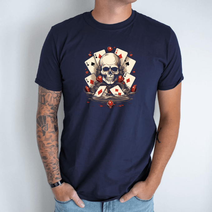 Unisex marškinėliai su spauda „Kaukolė tarp kortu“ - Image 3
