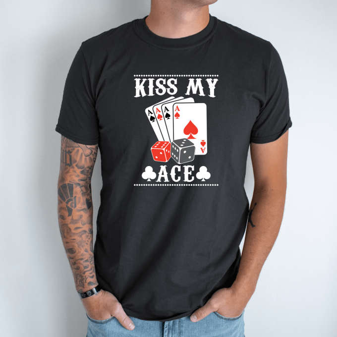 Unisex marškinėliai su spauda „Kiss my ace“ - Image 4
