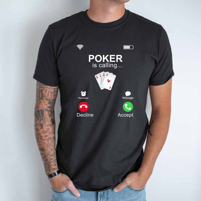 Unisex marškinėliai su spauda „Pokeris skambina“ - Image 4