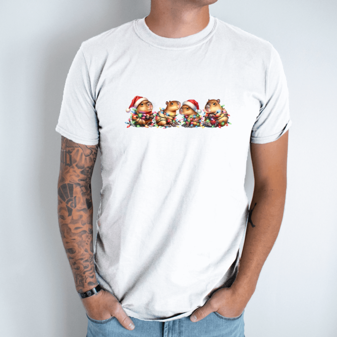Unisex marškinėliai su spauda „Capybaros tarp girliandų“