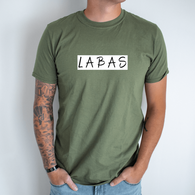 Unisex marškinėliai su spauda „Baltai juodas užrašas LABAS“ - Image 11