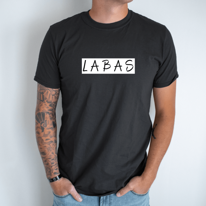 Unisex marškinėliai su spauda „Baltai juodas užrašas LABAS“ - Image 12