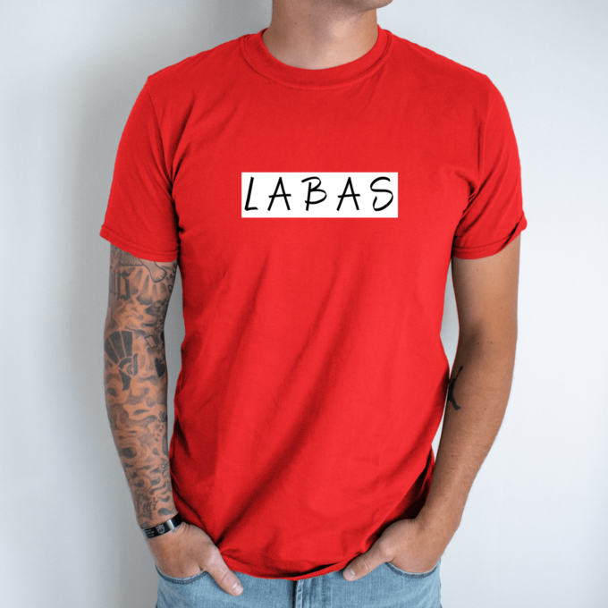 Unisex marškinėliai su spauda „Baltai juodas užrašas LABAS“ - Image 9