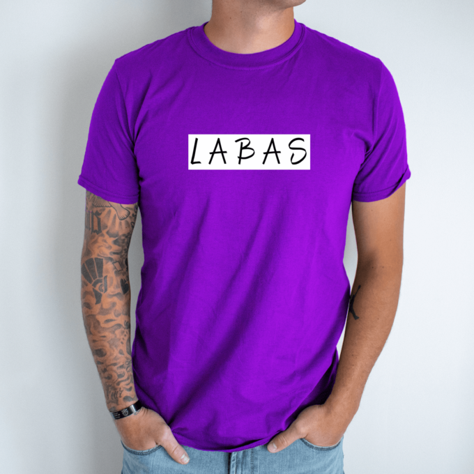 Unisex marškinėliai su spauda „Baltai juodas užrašas LABAS“ - Image 6