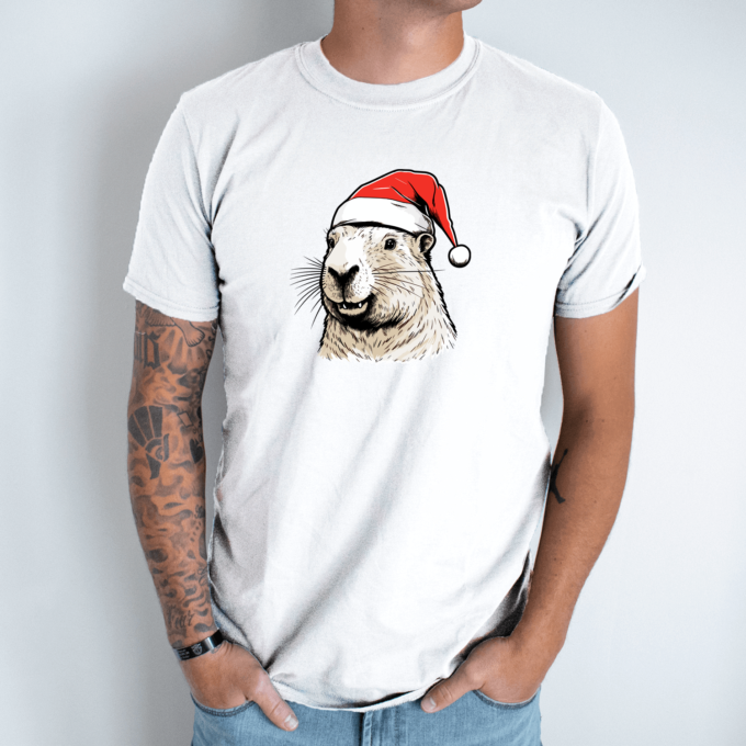Unisex marškinėliai su spauda „Capybara su kalėdine kepure“ - Image 2