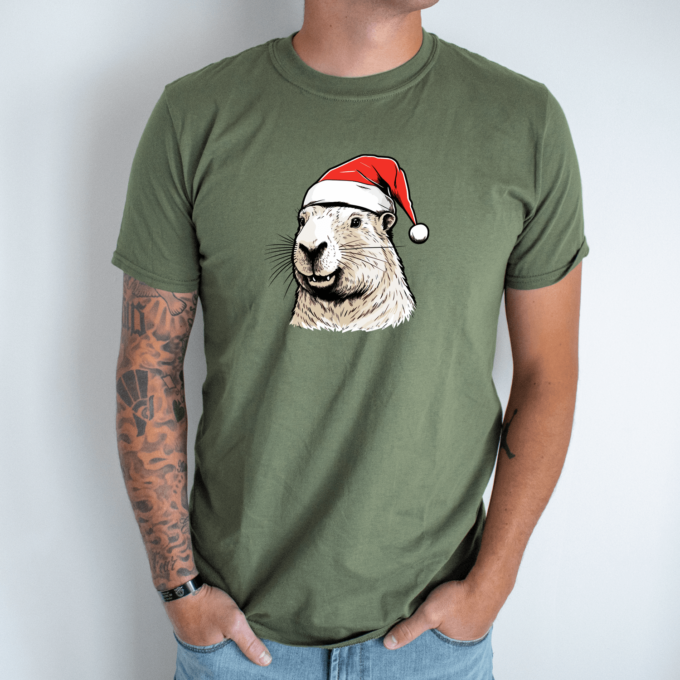 Unisex marškinėliai su spauda „Capybara su kalėdine kepure“ - Image 3