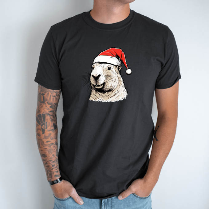 Unisex marškinėliai su spauda „Capybara su kalėdine kepure“