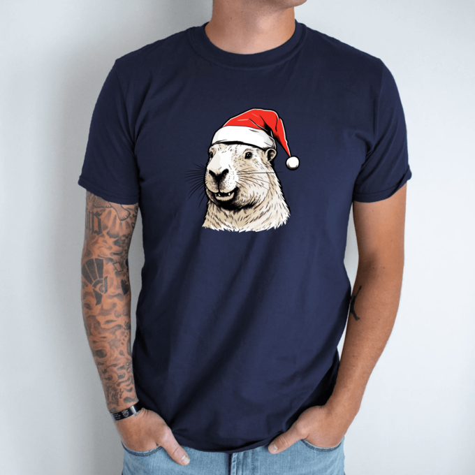 Unisex marškinėliai su spauda „Capybara su kalėdine kepure“ - Image 6