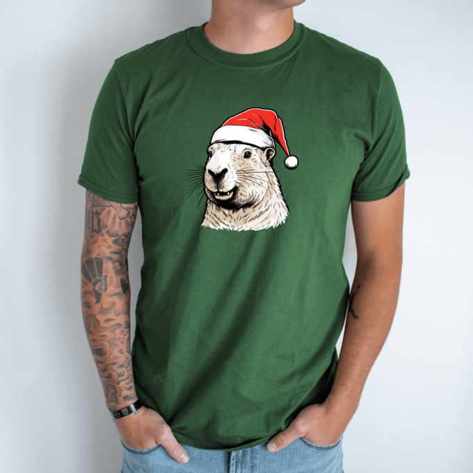 Unisex marškinėliai su spauda „Capybara su kalėdine kepure“ - Image 4