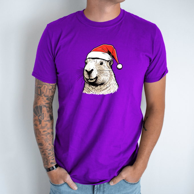 Unisex marškinėliai su spauda „Capybara su kalėdine kepure“ - Image 5