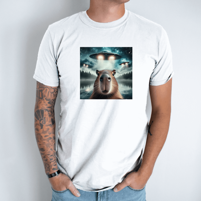 Unisex marškinėliai su spauda „Capybara tarp ateivių“ - Image 2