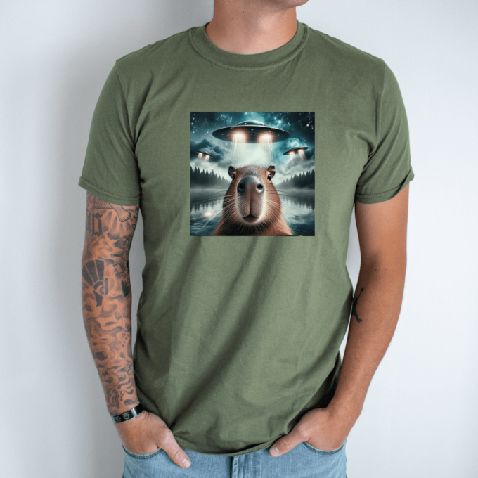 Unisex marškinėliai su spauda „Capybara tarp ateivių“ - Image 8