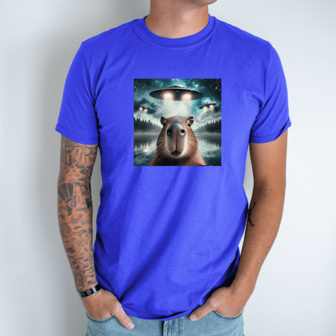 Unisex marškinėliai su spauda „Capybara tarp ateivių“ - Image 6