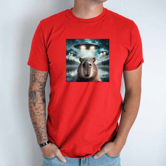 Unisex marškinėliai su spauda „Capybara tarp ateivių“ - Image 5