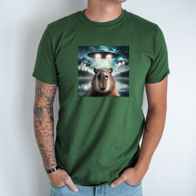 Unisex marškinėliai su spauda „Capybara tarp ateivių“ - Image 4