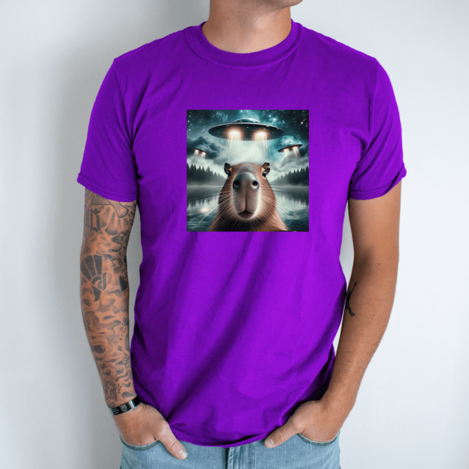 Unisex marškinėliai su spauda „Capybara tarp ateivių“ - Image 3