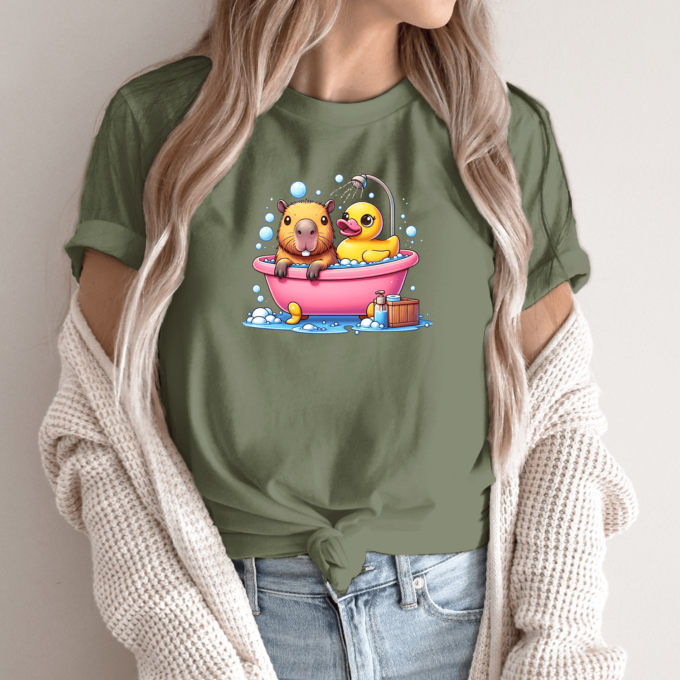 Unisex marškinėliai su spauda „Capybara vonioje“ - Image 6