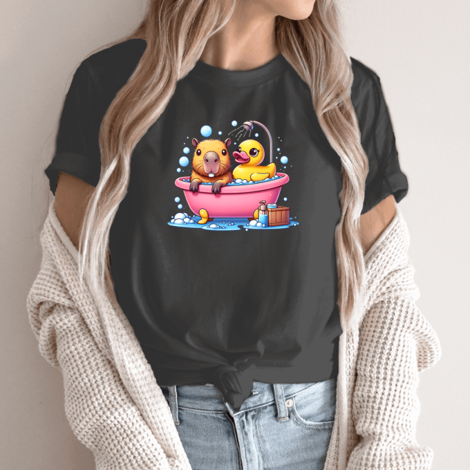 Unisex marškinėliai su spauda „Capybara vonioje“ - Image 5