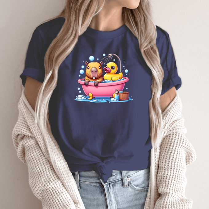 Unisex marškinėliai su spauda „Capybara vonioje“ - Image 3