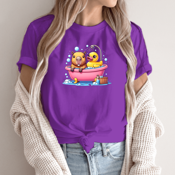 Unisex marškinėliai su spauda „Capybara vonioje“ - Image 2