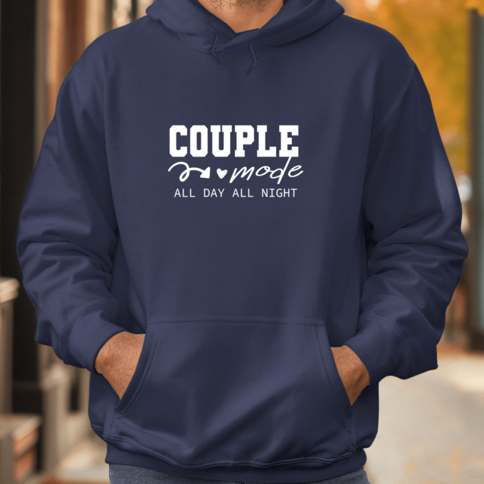 Unisex džemperis su spauda „Couple mode all day“ - Image 4