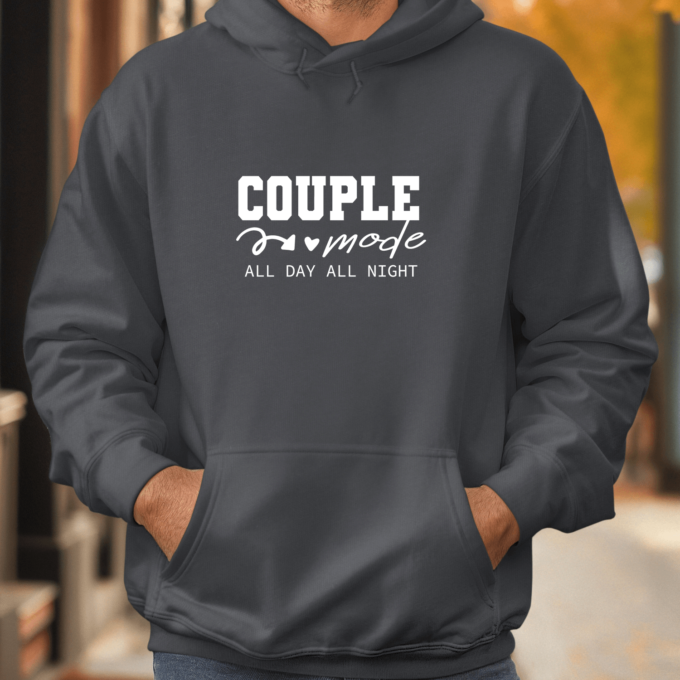 Unisex džemperis su spauda „Couple mode all day“ - Image 2