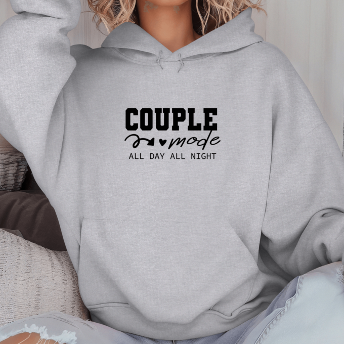 Unisex džemperis su spauda „Couple mode all night“ - Image 2