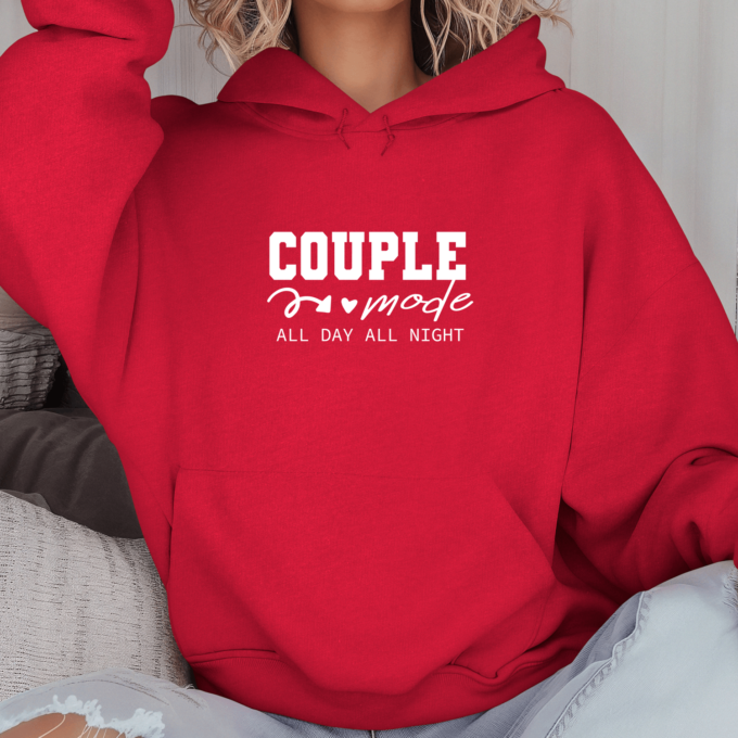 Unisex džemperis su spauda „Couple mode all night“ - Image 5