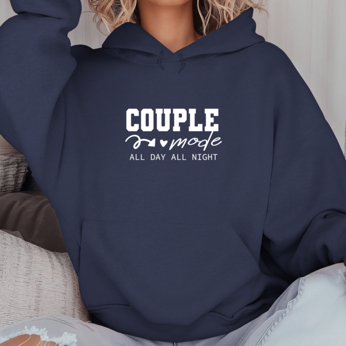 Unisex džemperis su spauda „Couple mode all night“ - Image 4