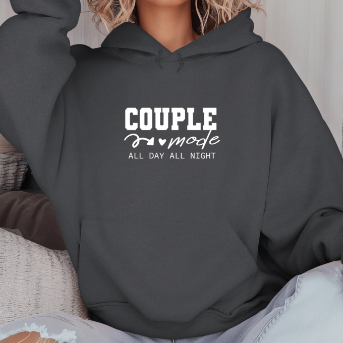 Unisex džemperis su spauda „Couple mode all night“ - Image 3