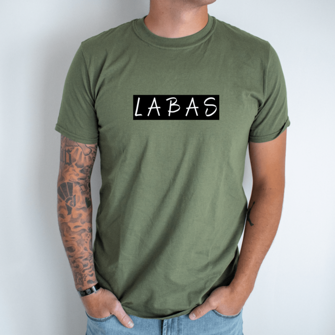Unisex marškinėliai su spauda „Juodai baltas užrašas LABAS“ - Image 9
