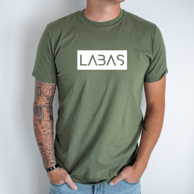 Unisex marškinėliai su spauda „Baltas užrašas LABAS“ - Image 12