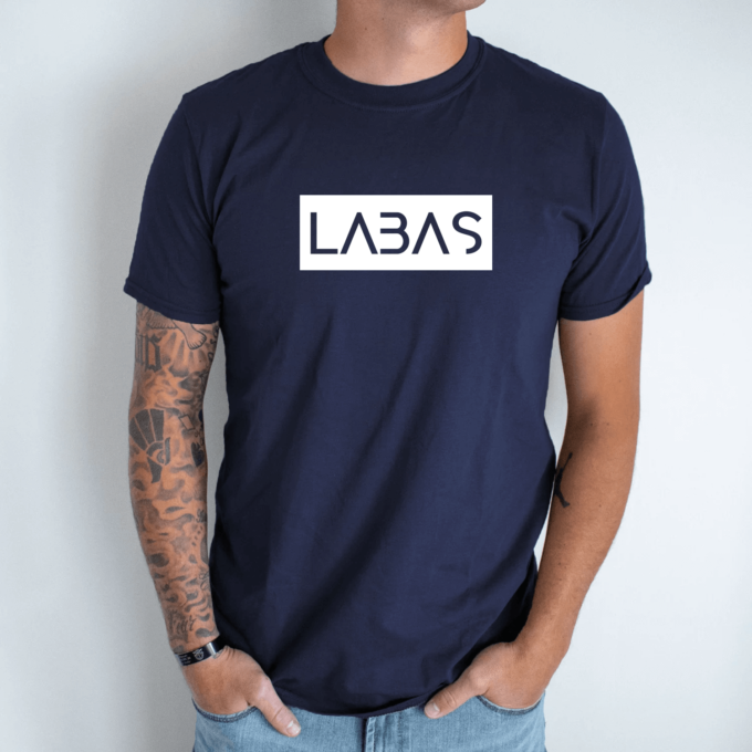 Unisex marškinėliai su spauda „Baltas užrašas LABAS“ - Image 9