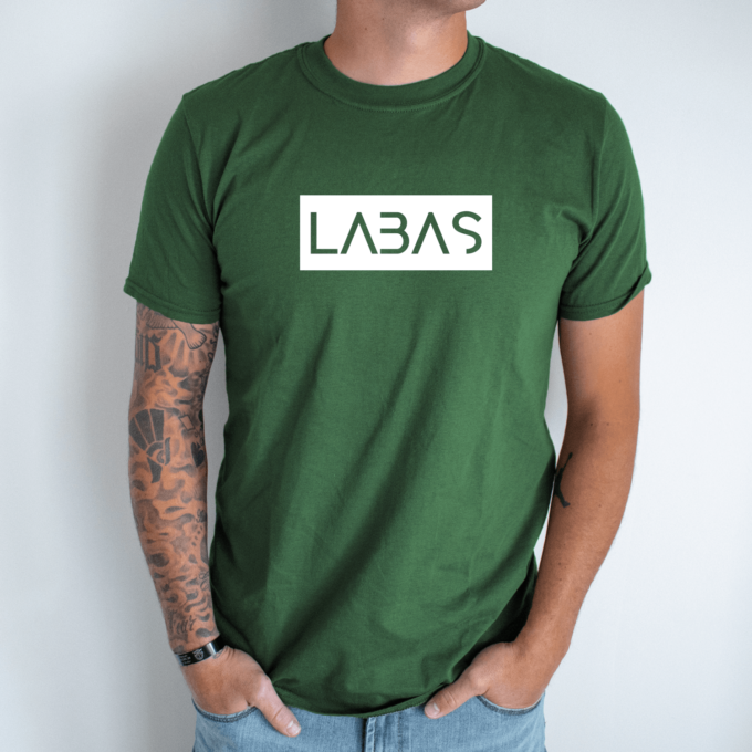Unisex marškinėliai su spauda „Baltas užrašas LABAS“ - Image 8