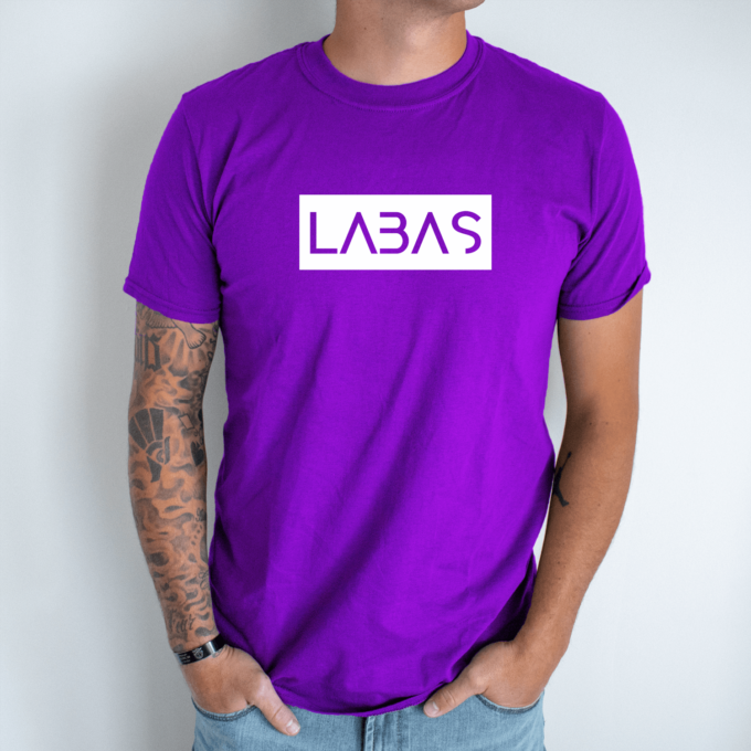 Unisex marškinėliai su spauda „Baltas užrašas LABAS“ - Image 7