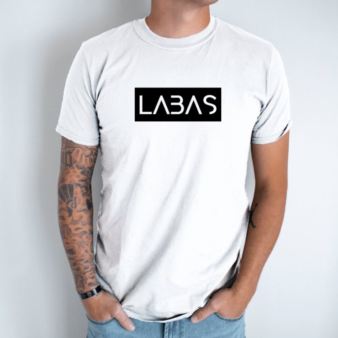 Unisex marškinėliai su spauda „Juodas užrašas LABAS“ - Image 2