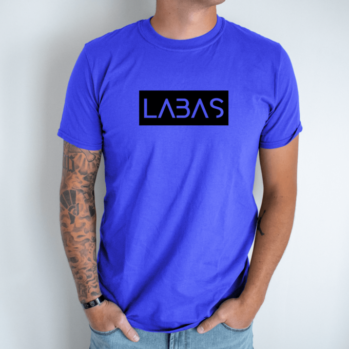 Unisex marškinėliai su spauda „Juodas užrašas LABAS“ - Image 6