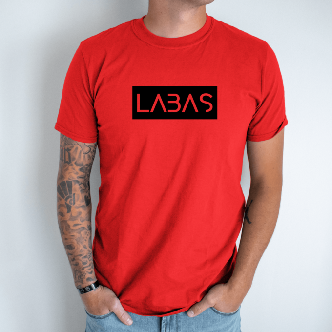 Unisex marškinėliai su spauda „Juodas užrašas LABAS“ - Image 5