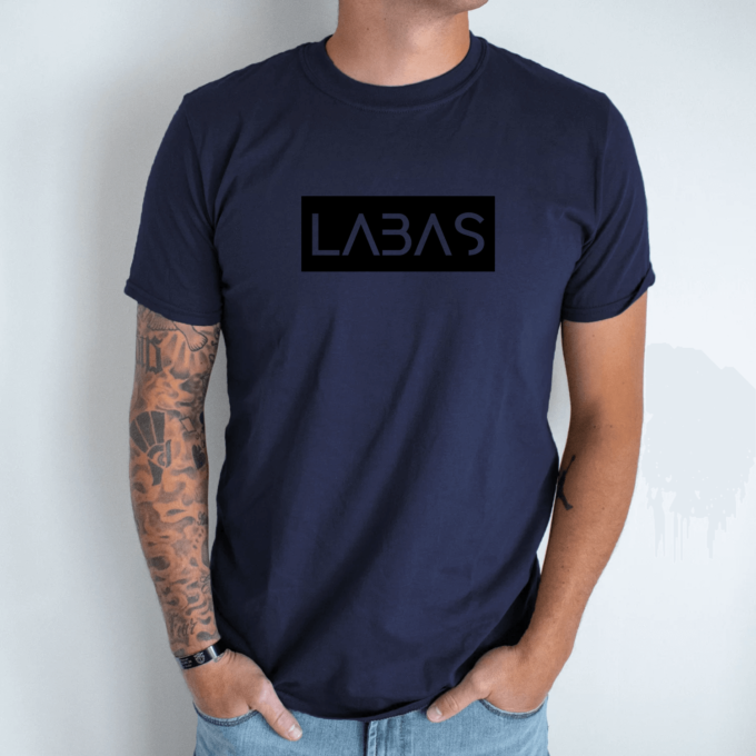 Unisex marškinėliai su spauda „Juodas užrašas LABAS“ - Image 4