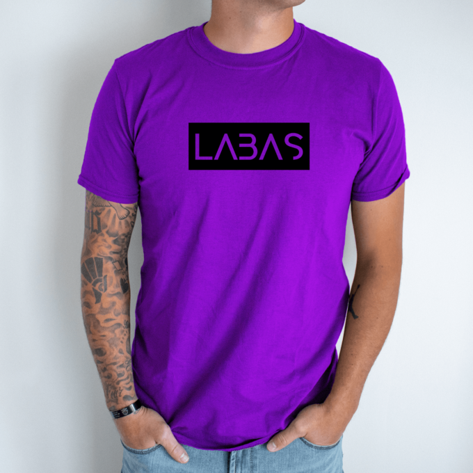 Unisex marškinėliai su spauda „Juodas užrašas LABAS“ - Image 3