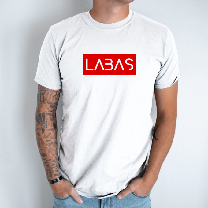 Unisex marškinėliai su spauda „Raudonas užrašas Labas“ - Image 2