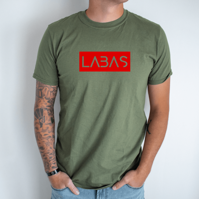 Unisex marškinėliai su spauda „Raudonas užrašas Labas“ - Image 7