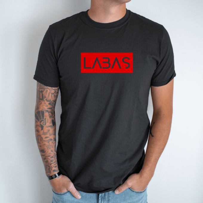 Unisex marškinėliai su spauda „Raudonas užrašas Labas“ - Image 12