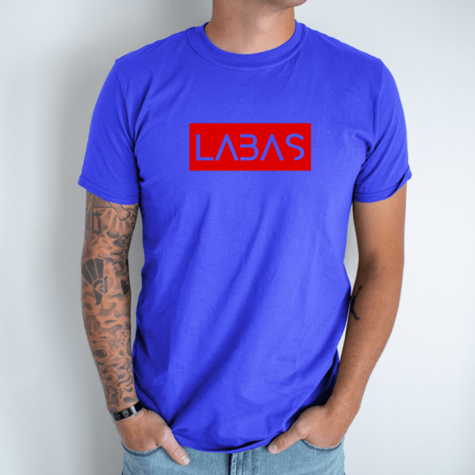 Unisex marškinėliai su spauda „Raudonas užrašas Labas“ - Image 6