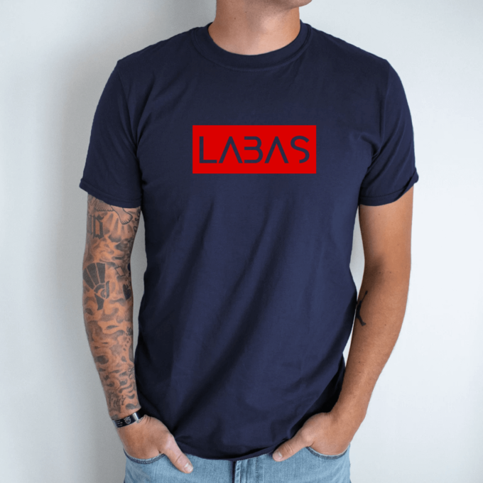 Unisex marškinėliai su spauda „Raudonas užrašas Labas“ - Image 5