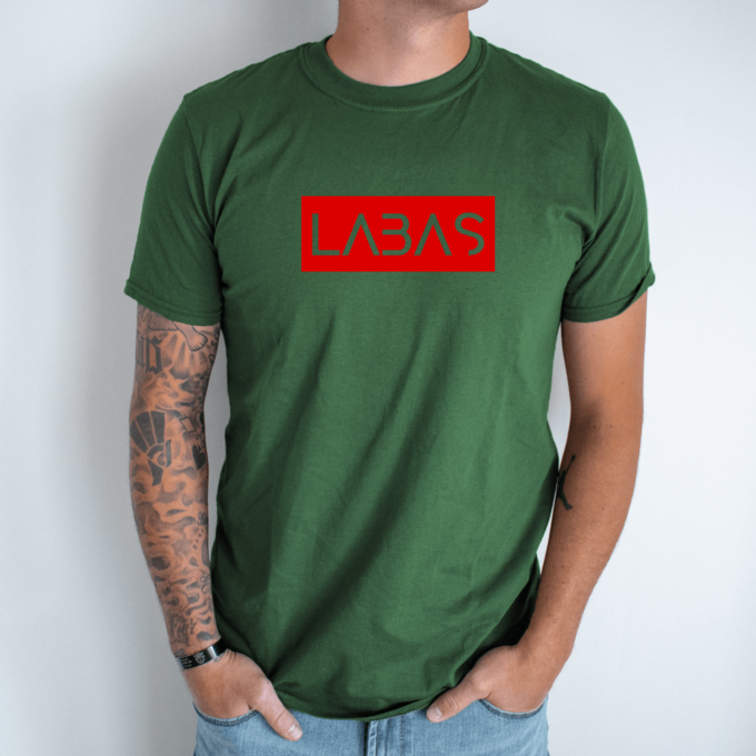 Unisex marškinėliai su spauda „Raudonas užrašas Labas“ - Image 3