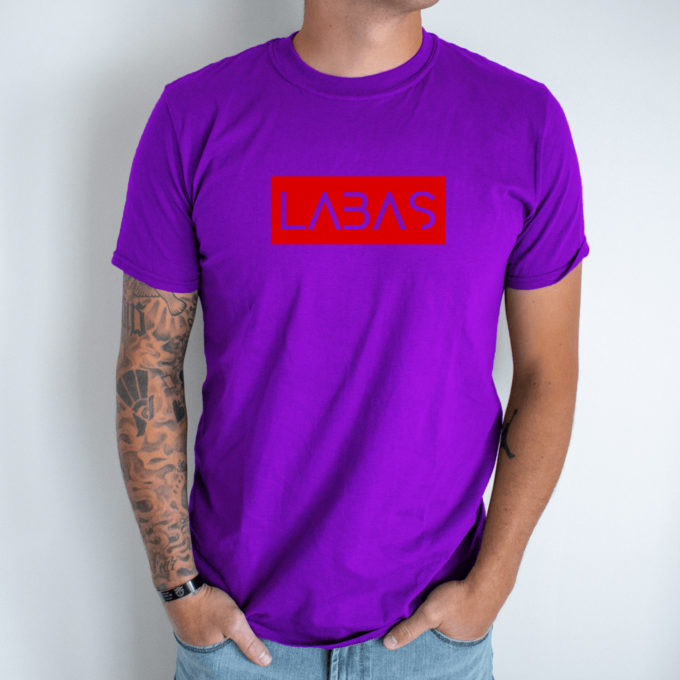 Unisex marškinėliai su spauda „Raudonas užrašas Labas“ - Image 4