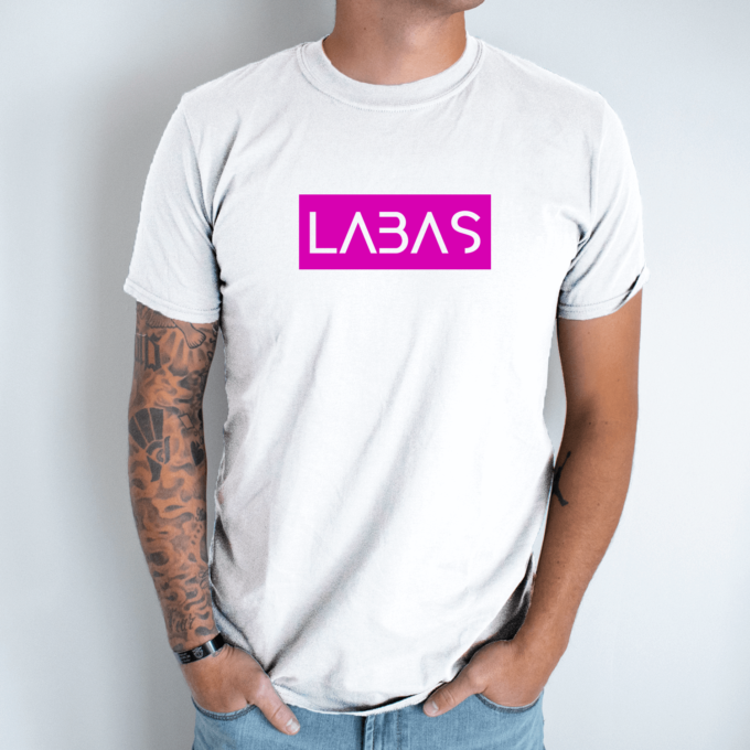 Unisex marškinėliai su spauda „Rožinis užrašas LABAS“ - Image 4