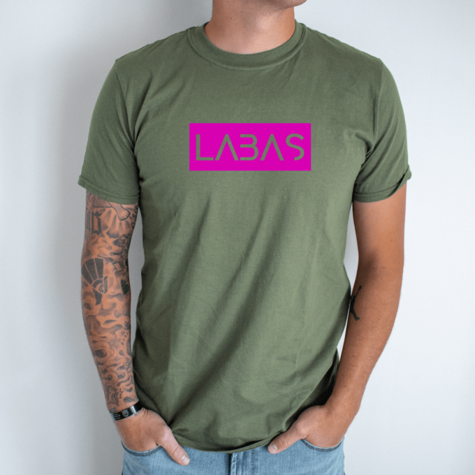 Unisex marškinėliai su spauda „Rožinis užrašas LABAS“ - Image 2